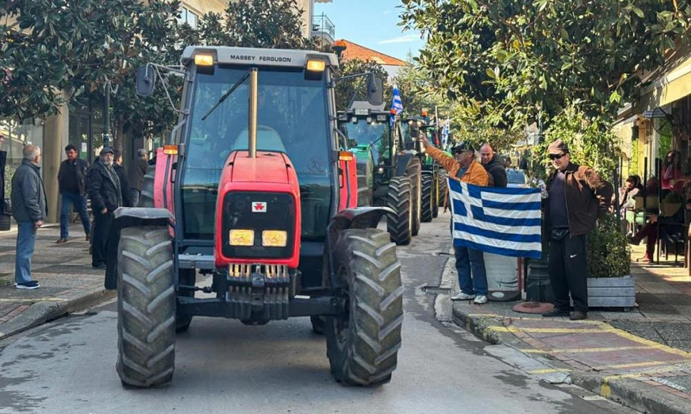  Μεγάλο συλλαλητήριο σε εξέλιξη στα Φάρσαλα-Έριξαν γάλα και καλαμπόκι στο δρόμο (Εικόνες-Βίντεο)